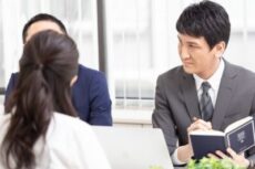 法人の紹介と説明の場面