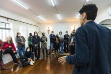 職場セミナー開催場面